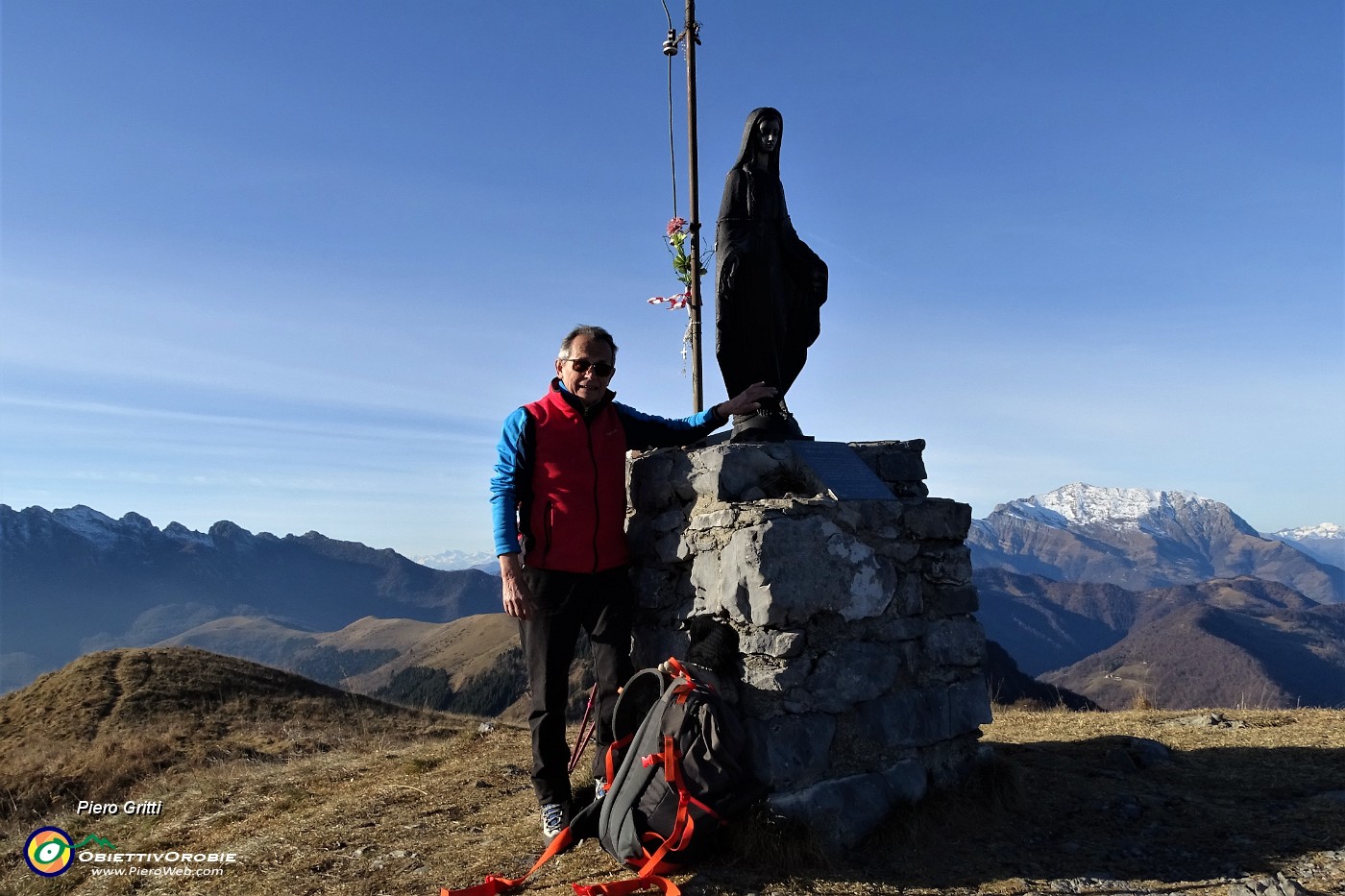 65 Alla Madonnina de 'I Canti' (1563 m) con vista verso le Grigne.JPG